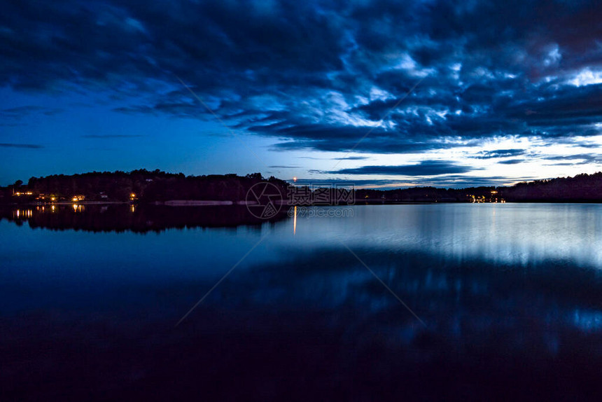 瑞典斯德哥尔摩午夜初夏在马拉伦湖上图片