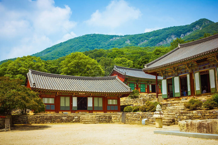 南朝鲜的寺庙传统建筑石院青山蓝天阳光明媚的一天图片