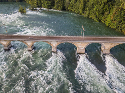 瑞士莱茵河铁路桥的鸟瞰图图片
