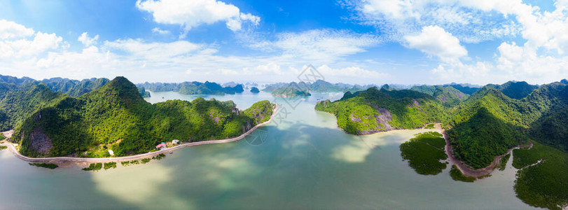 独特的石灰岩岛屿和海上喀斯特形成的山峰图片