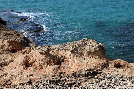 以色列北部地中海的岩石海岸线夏天图片