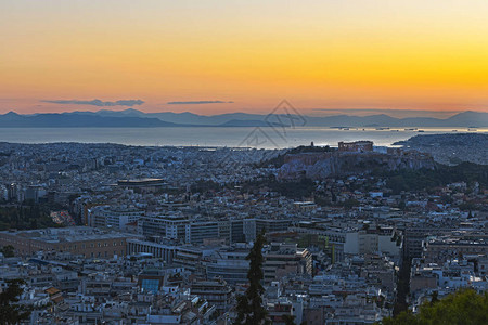 希腊卫城和日落时的城市图片