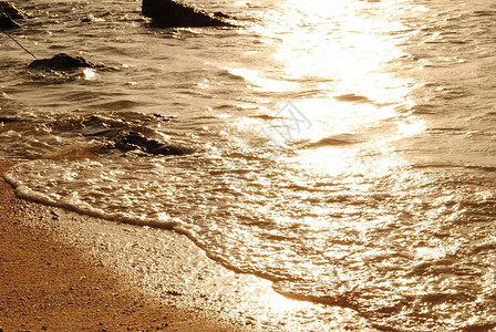 海滩上金色的波纹相近美日照耀图片
