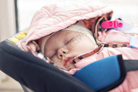童年和安全概念睡在儿童汽车座椅图片