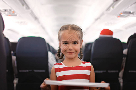 快乐的年轻空姐图片