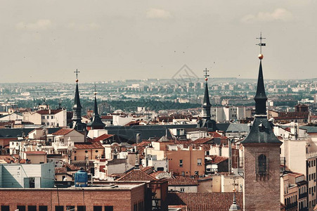 西班牙城市天际的马图片