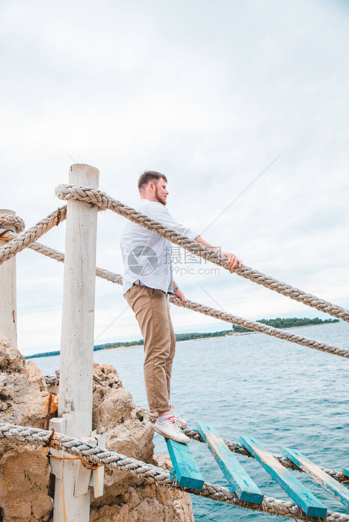 乘旅游吊桥穿越海湾暑假图片