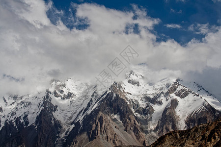 卡什加尔市附近的帕米尔山脉高清图片