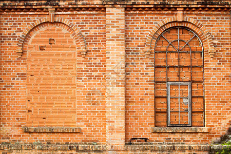 旧橙色砖墙上的封闭窗户图片