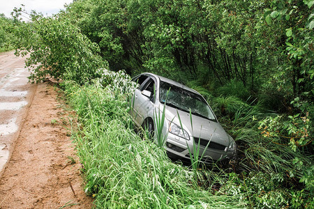 雨下到水洞和周围的草地后汽车从一条图片