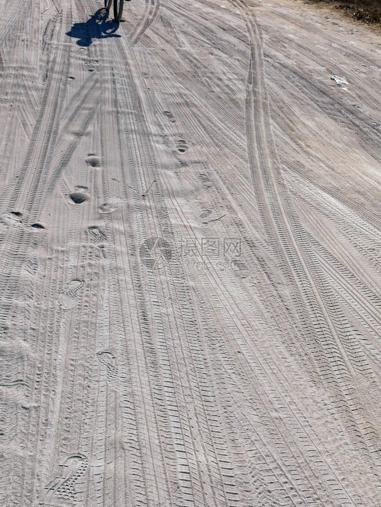 桑迪路印在沙子上的不同轮胎痕迹人图片