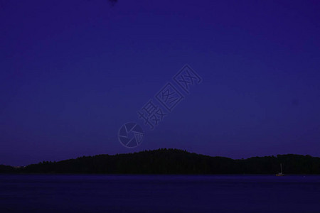 瑞典斯德哥尔摩马拉伦湖的海岸线夏季之夜图片