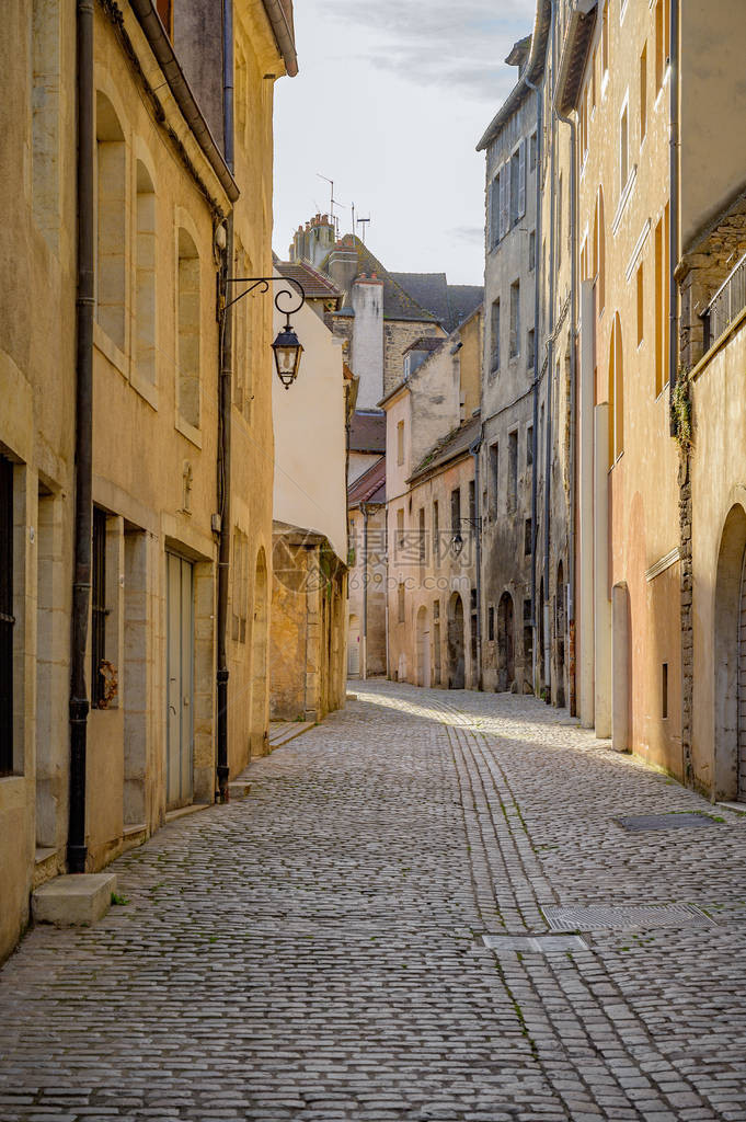 法国东部FrancheComt地区Jura省Dole市的中世纪街校图片