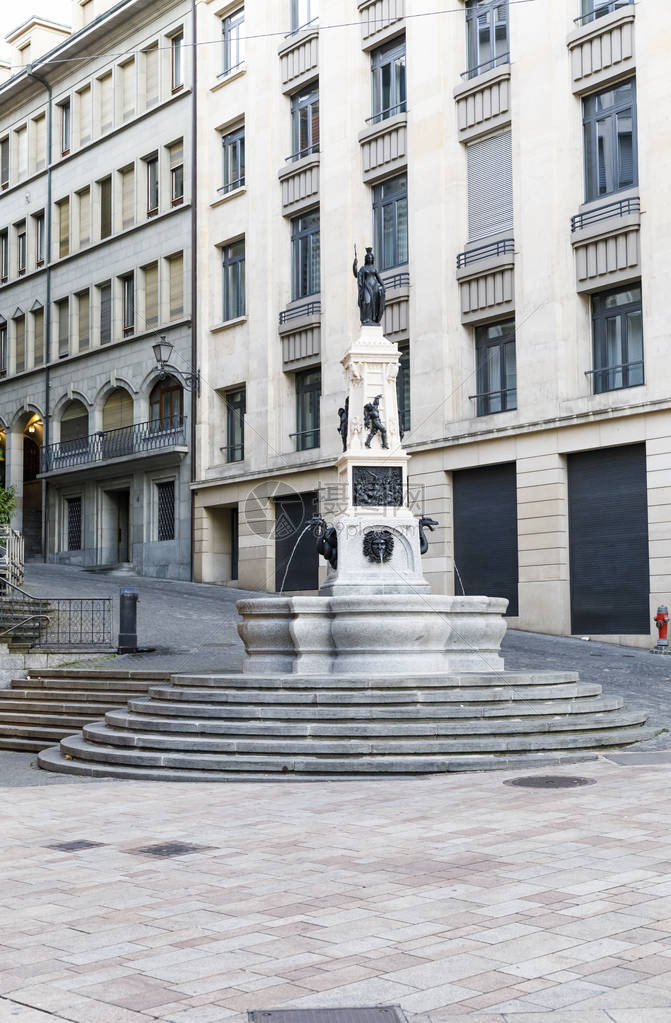 在瑞士首都日内瓦老城用雕塑在喷水池中划图片