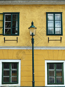 维也纳格林辛的老房子黄墙和街灯背景图片