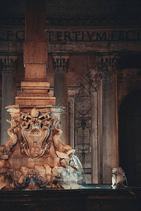 晚上有喷泉的万神殿它是意大利罗马保存最完好的古图片