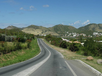 通往加勒比海群岛StMarteen法国一侧山脉的风景公路图片