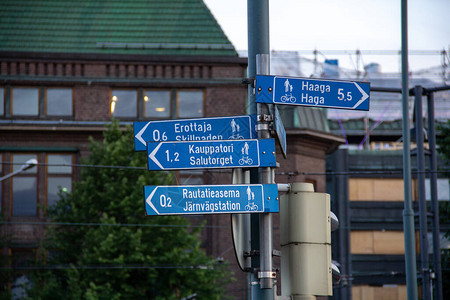 在赫尔辛基过境点的一根柱子上架设了许多方向标志背景图片