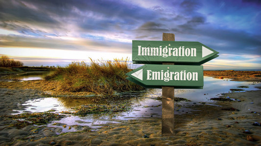 路牌是移民与移民的方向图片