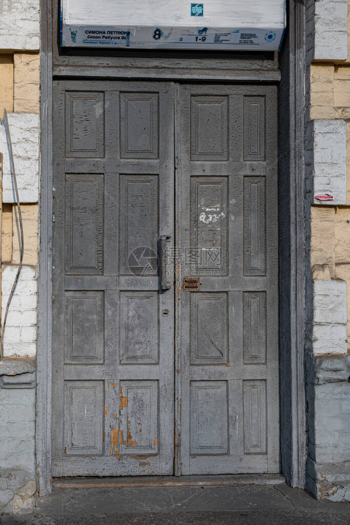 Grunge双门框木板与剥落油漆风化表面废弃建筑的建筑细节图片