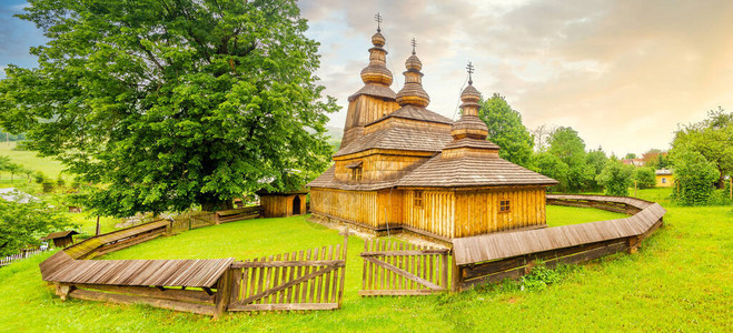 斯洛伐克Mirola村Wooden保护圣母教堂的全景观图片