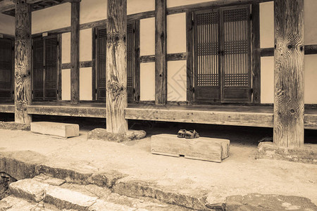 老佛教修道院冥想室门关了和平安静外面是一图片