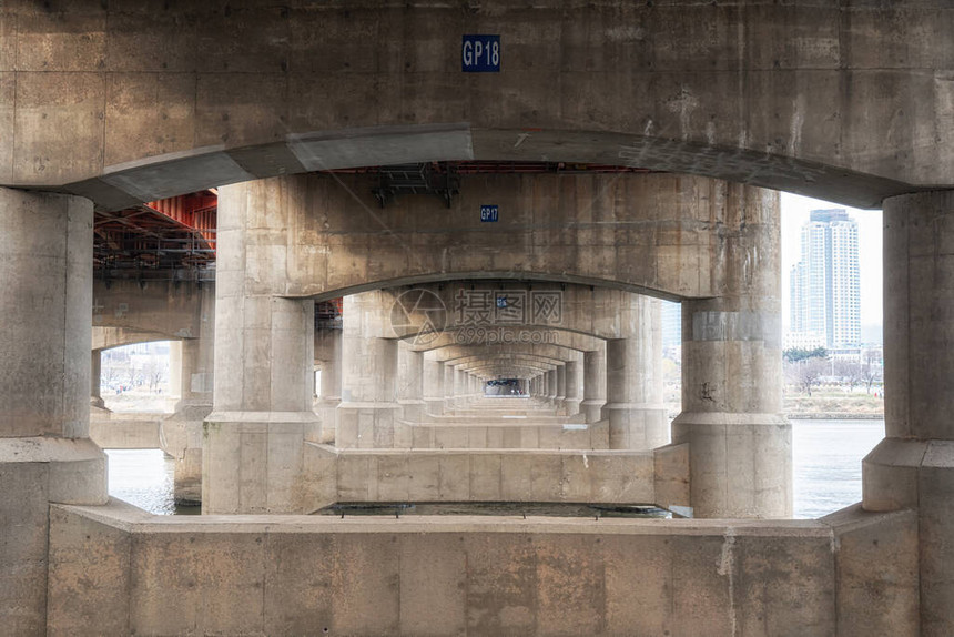 从下面采取的汉江大桥或汉江桥韩国首尔横跨汉图片
