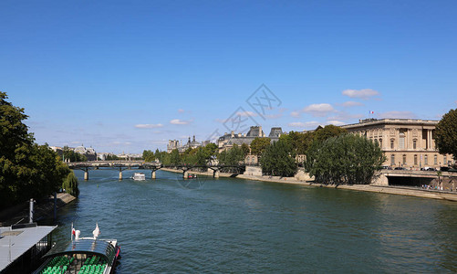 法国巴黎塞纳河的全景图片