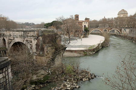 旧断桥和意大利罗马河口中图片