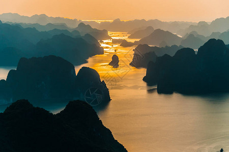越南下龙湾日落时的鸟瞰图图片