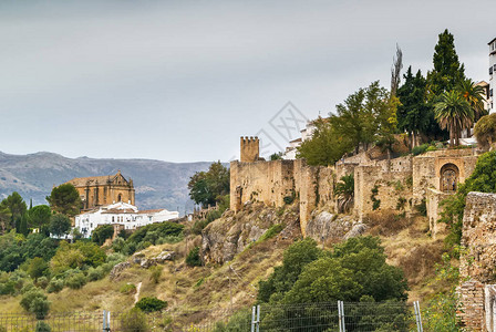 从西班牙隆达城墙看圣灵教堂图片