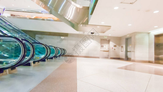 丹佛国际机场一个航站楼的自动扶梯图片
