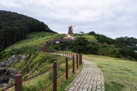 风山和通往标志风车的小路被带往南韩的高清图片
