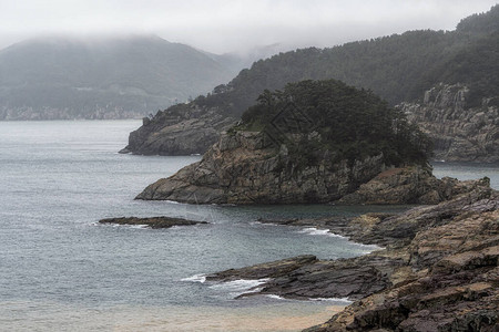 GeojeSinseondae沿海悬崖在雨图片