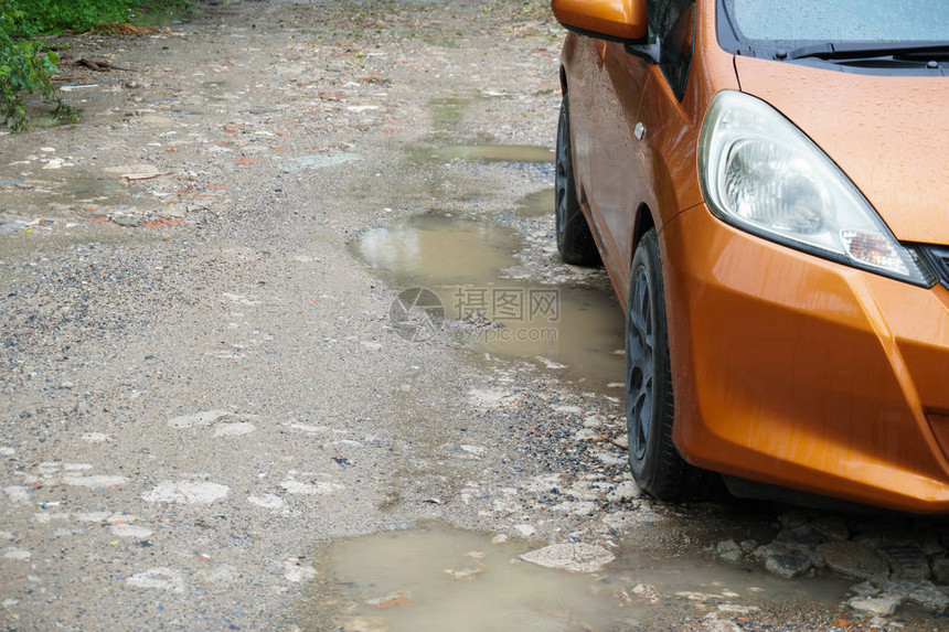 雨水被困在崎岖不平的道路上图片