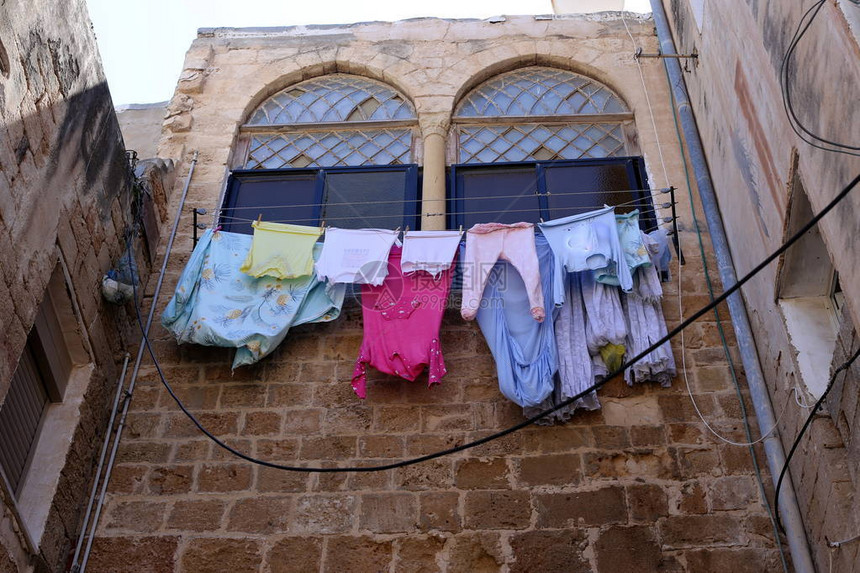 以色列一个大城市的一小扇窗户后面是洗图片