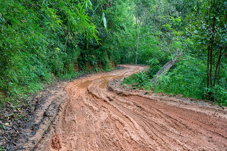 下雨天偏远乡村的道路湿泥泞图片