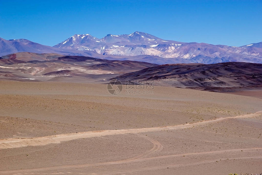 通往阿根廷普纳阿塔卡马的安托法亚盐沼的小径PunadeAtacama是智利北部和阿根廷安第斯山脉的干旱高原在阿根廷图片