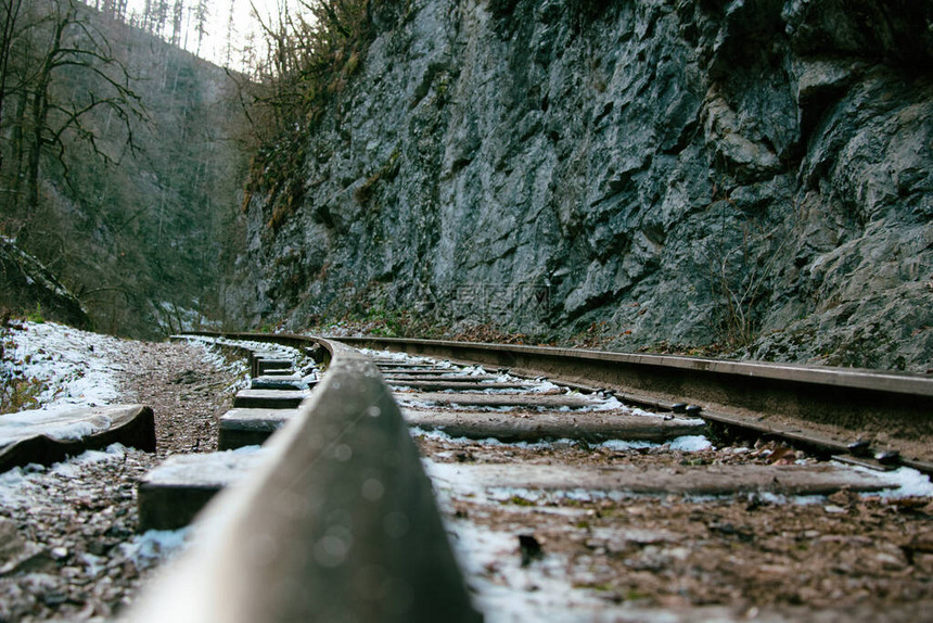 山中的旧铁路冬天图片