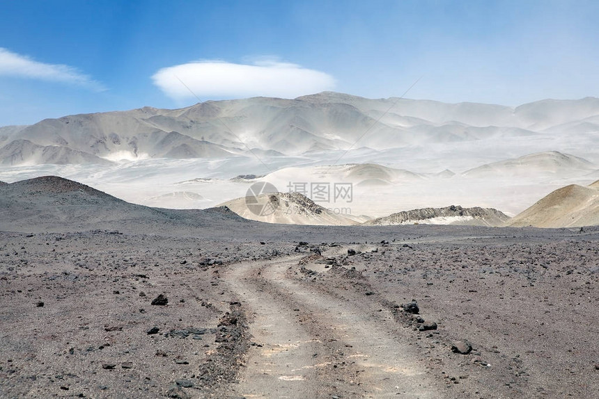 在PunadeAtacama的风景与火山CaraciPampa在背景中图片