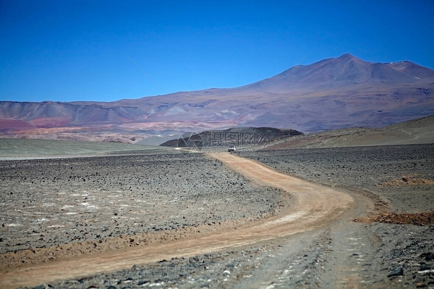 通往阿根廷普纳阿塔卡马安托法拉火山的道路安托法拉位于阿根廷西北部卡塔马卡省北部的安托法加斯塔德拉谢省它被认为是中央火山区的一部分图片