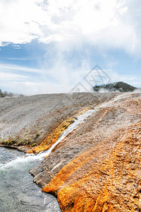 热水从ExcelsiorGeyser流进黄石公园中途盖泽图片