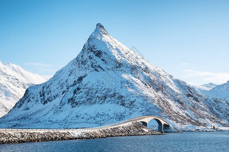 挪威山和路在冬天的时候景观跨海大桥挪威旅图片