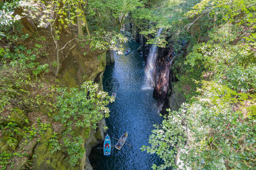 日本宫崎的高千穗峡谷与真奈瀑布和小船图片