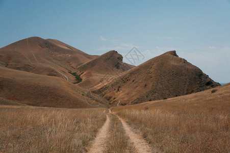 乌克兰里米亚山脉美丽的夏季风景中的道路图片