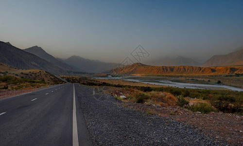 中亚塔吉克斯坦Pamir公路最南端的Panj河背景图片