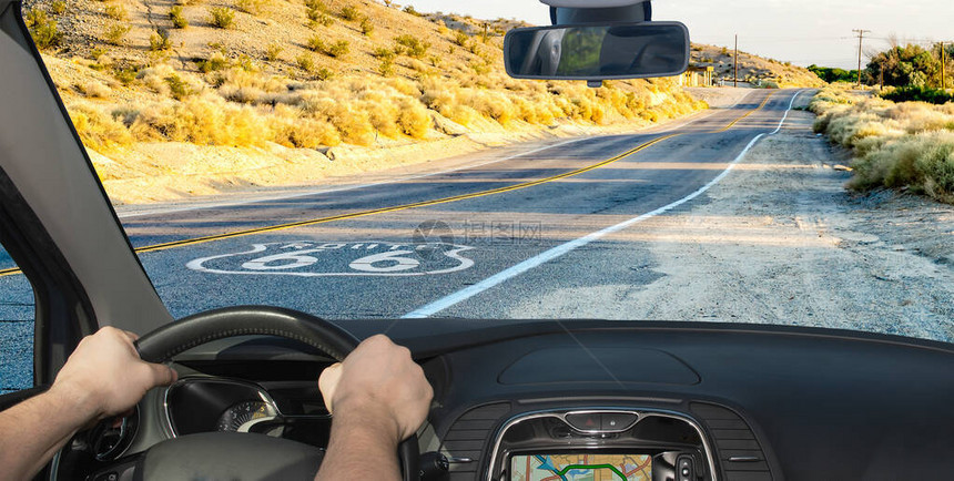 在美国加利福尼亚州驾驶一辆有路牌的车在66号历图片