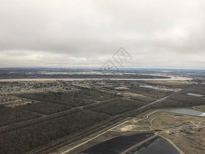 在乌云天降落在路易斯安那州新奥尔良的阿姆斯特朗国际机场之前图片
