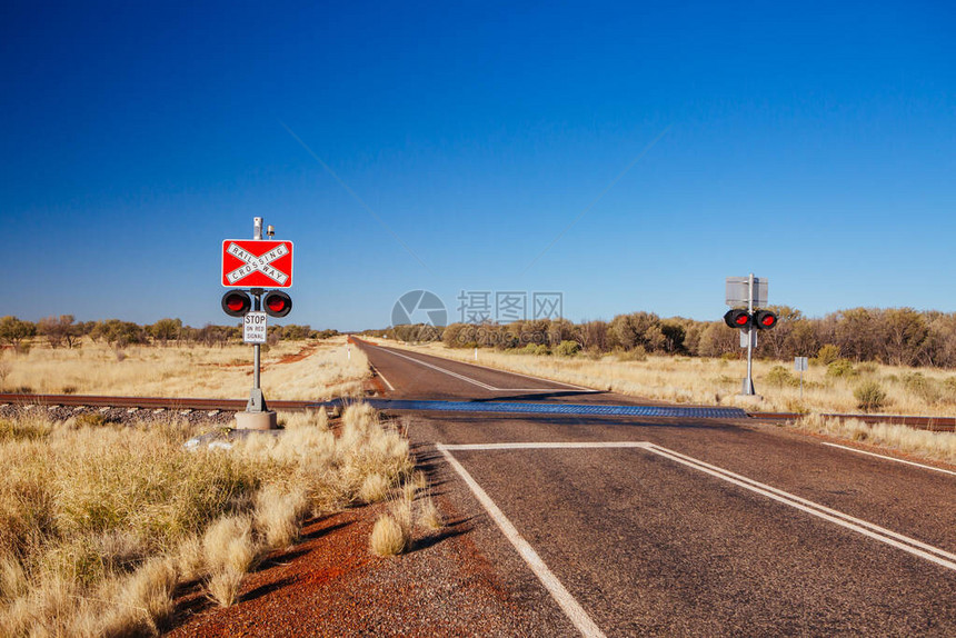 爱丽斯泉附近著名的加恩铁路和带有警告的交叉口一直延伸到澳大利亚北图片