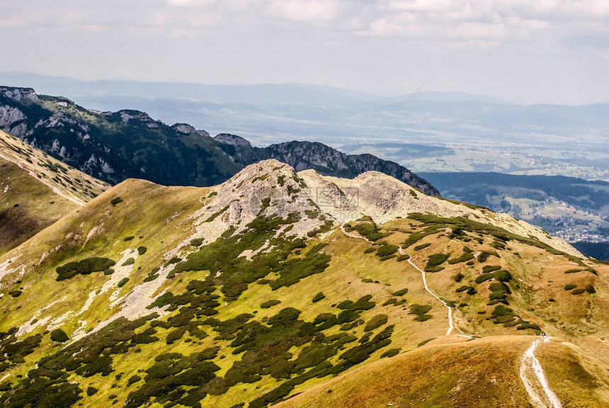 KotlowaCzubaOrnak山脊上的岩石ZadniOrnak峰和波兰西部Tatras山脉背景的KominiarskiWie图片